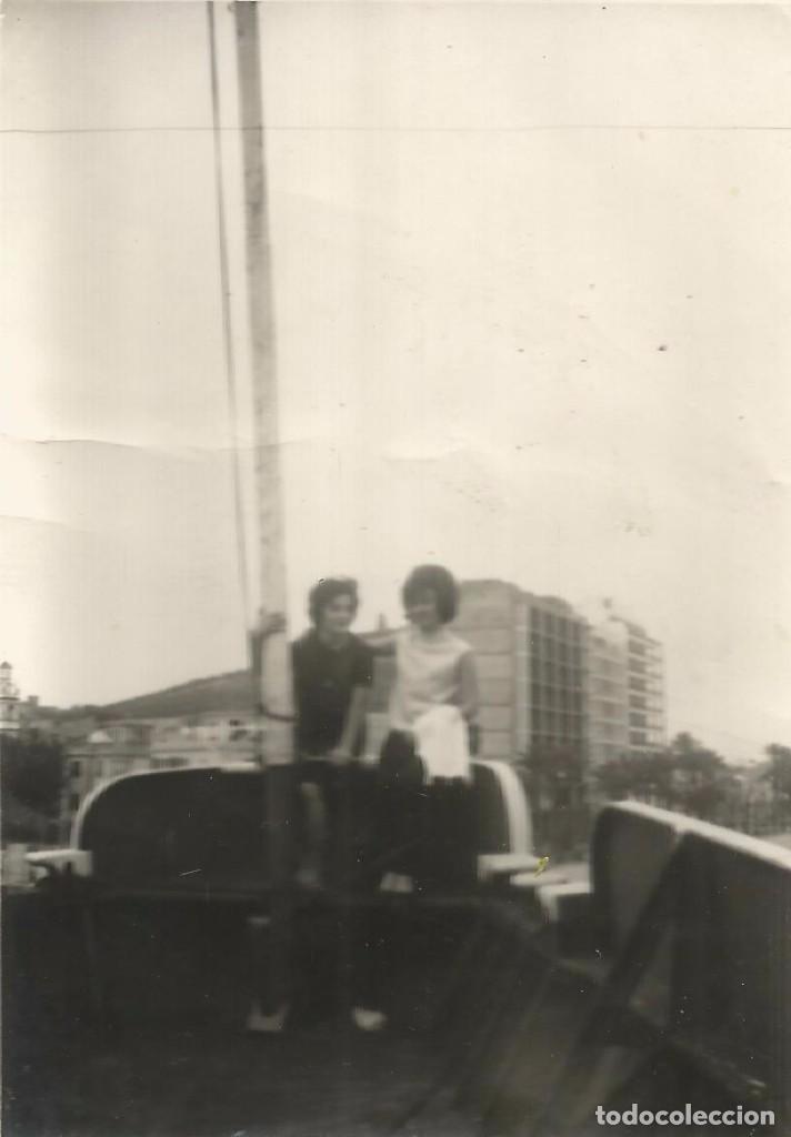 Fotograf&iacute;a antigua: *** AB764 - FOTOGRAFIA - DOS AMITAS EN UN BARCO