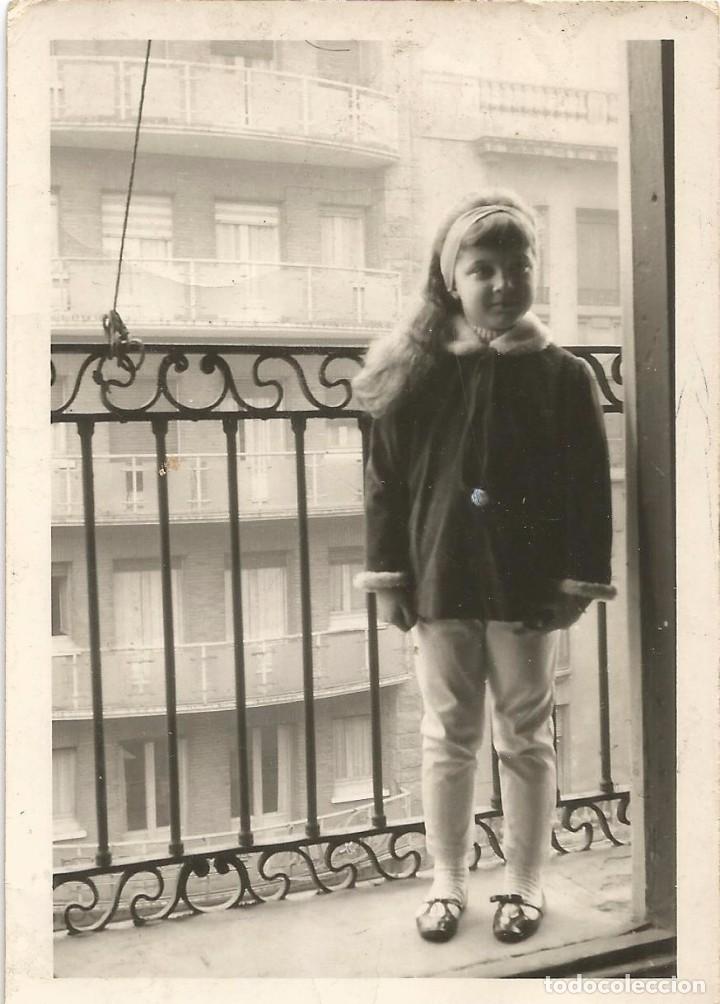 Fotograf&iacute;a antigua: *** AB766 - FOTOGRAFIA - BONITA NI&Ntilde;ITA EN UN BALCON