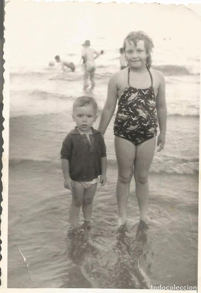 Fotograf&iacute;a antigua: == AB767 - FOTOGRAFIA - BONITA PAREJITA EN LA PLAYA - 1960