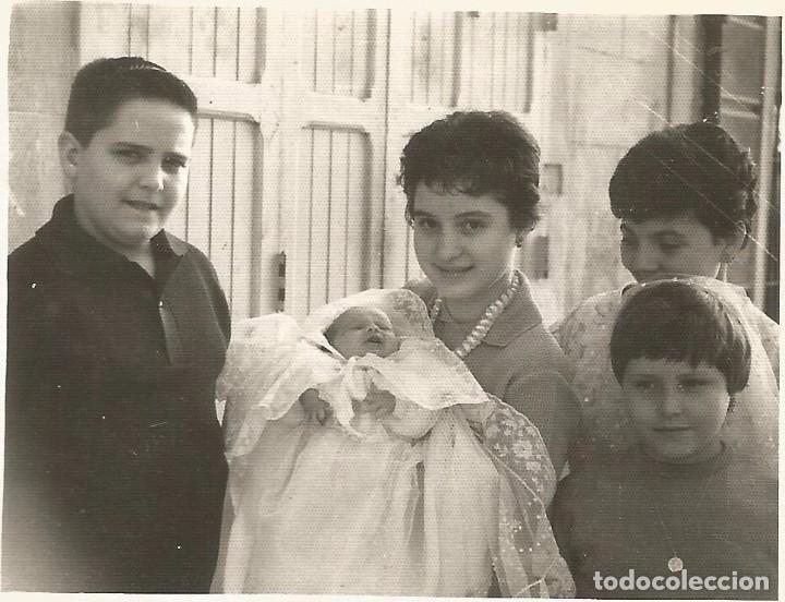 Fotograf&iacute;a antigua: *** AB533 - FOTOGRAFIA - GRUPO DE JOVENCITOS CON UN BEB&Eacute;