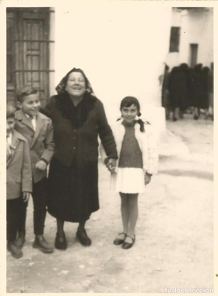 Fotograf&iacute;a antigua: *** AB391 - FOTOGRAFIA - SE&Ntilde;ORA CON TRES JOVENCITOS