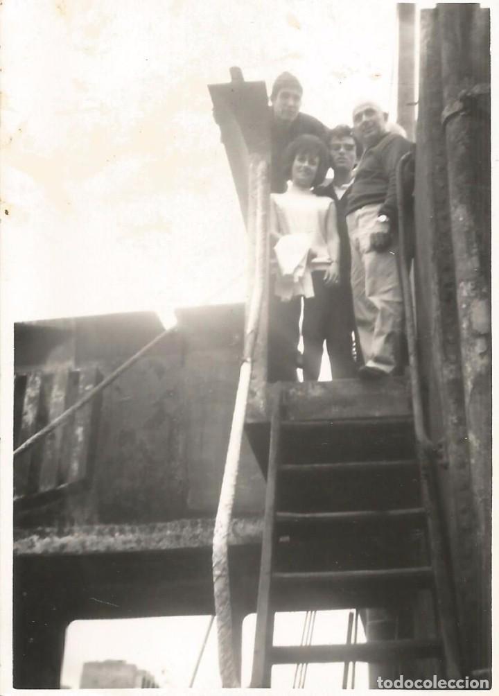 Fotograf&iacute;a antigua: *** AB774 - FOTOGRAFIA - GRUPO DE AMIGOS EN LO ALTO DE LA ESCALERA DE UN BUQUE
