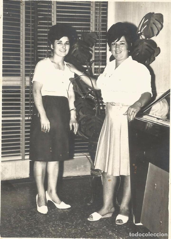 Fotograf&iacute;a antigua: :::: AB396 - FOTOGRAFIA - DOS AMIGAS - 1966