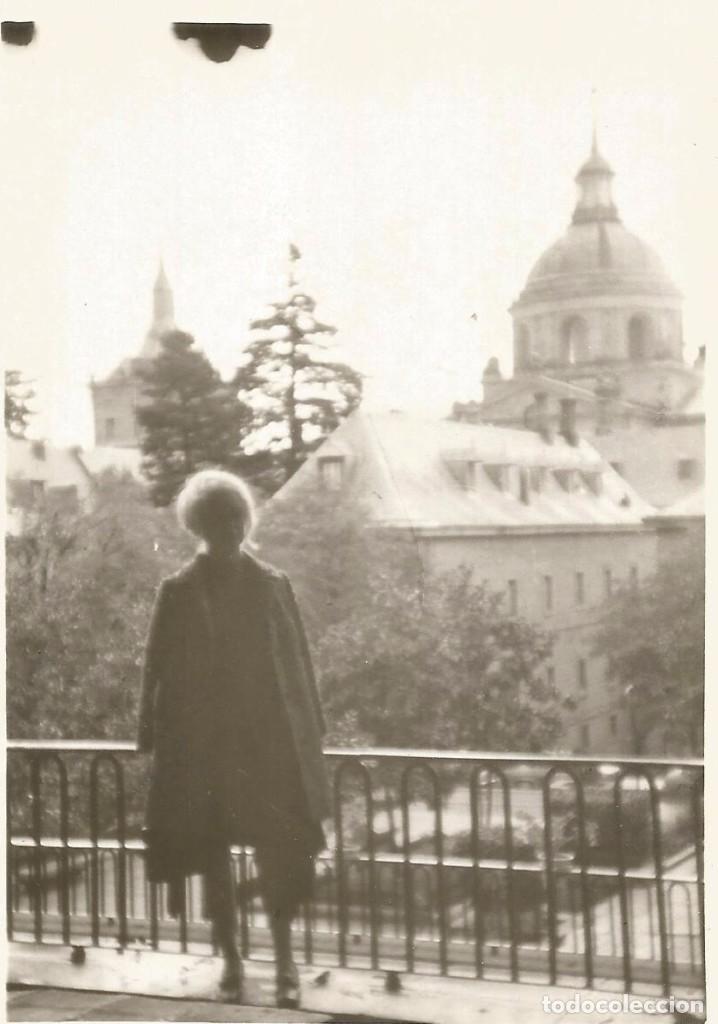 Fotograf&iacute;a antigua: ** AB779 - FOTOGRAFIA - SE&Ntilde;ORA EN BONITO PAISAJE - RF. FA0