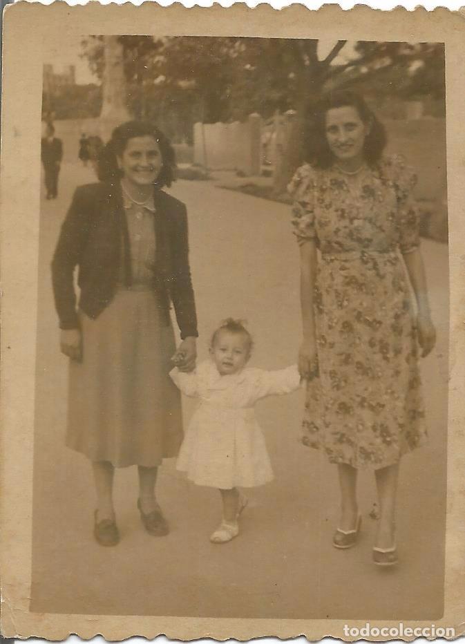 Fotograf&iacute;a antigua: ** AB528 - FOTOGRAFIA - DOS SE&Ntilde;ORAS CON UNA NI&Ntilde;ITA DE LA MANO - RF. FA0