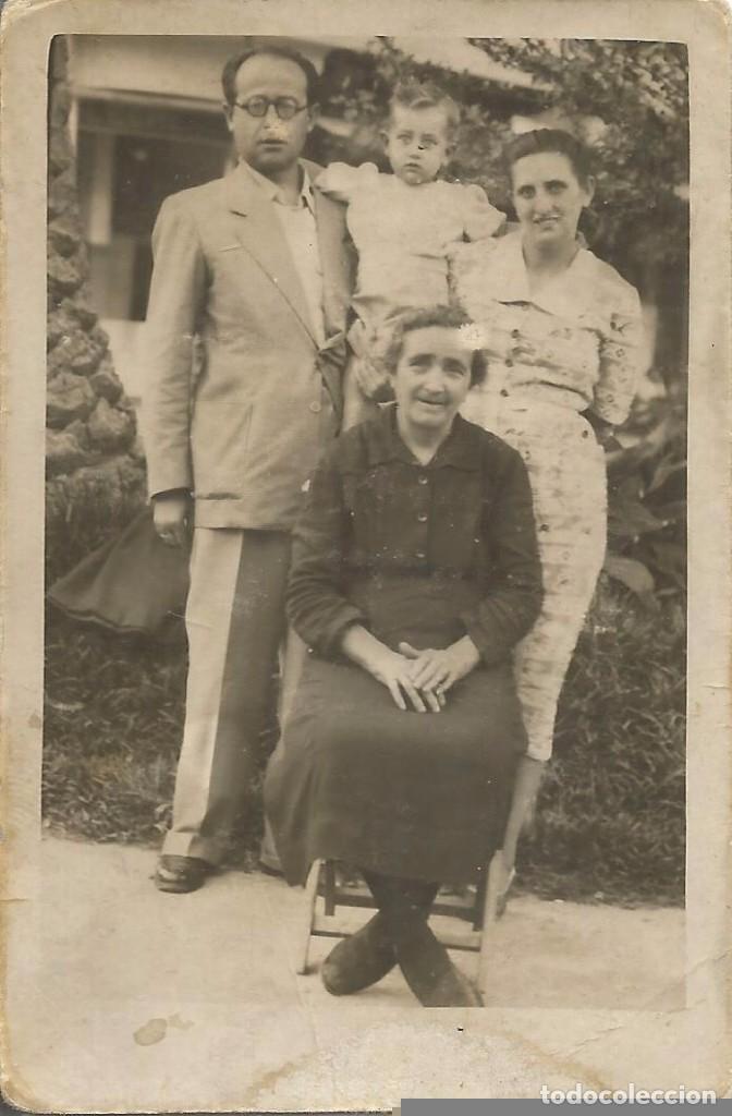 Fotograf&iacute;a antigua: ** AB531 - FOTOGRAFIA - PAREJA CON UNA NI&Ntilde;ITA Y UNA SE&Ntilde;ORA MAYOR - RF. FA0