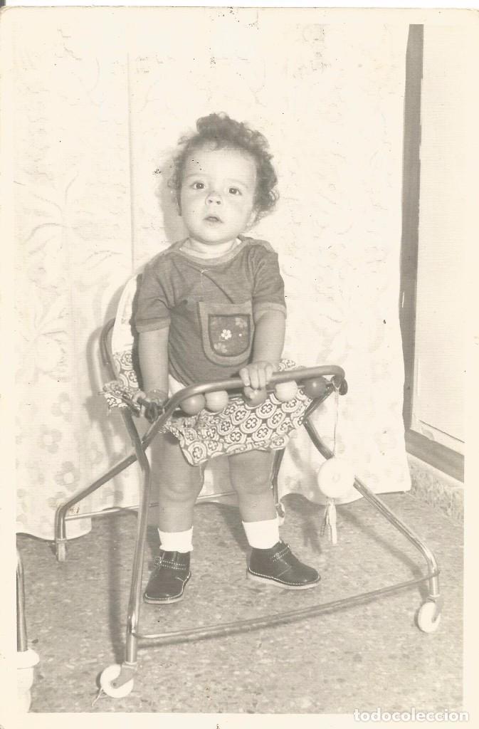 Fotograf&iacute;a antigua: *** P200 - FOTOGRAFIA - NI&Ntilde;ITO EN SU TACA-TACA - 18 X 12 CM.