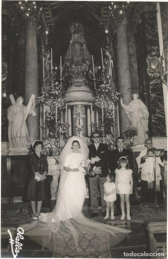 Fotograf&iacute;a antigua: *** P198 - FOTOGRAFIA - PAREJA DE NOVIOS JUNTO AL ALTAR DE LA VIRGEN - 17,5 X 11,5 CM.