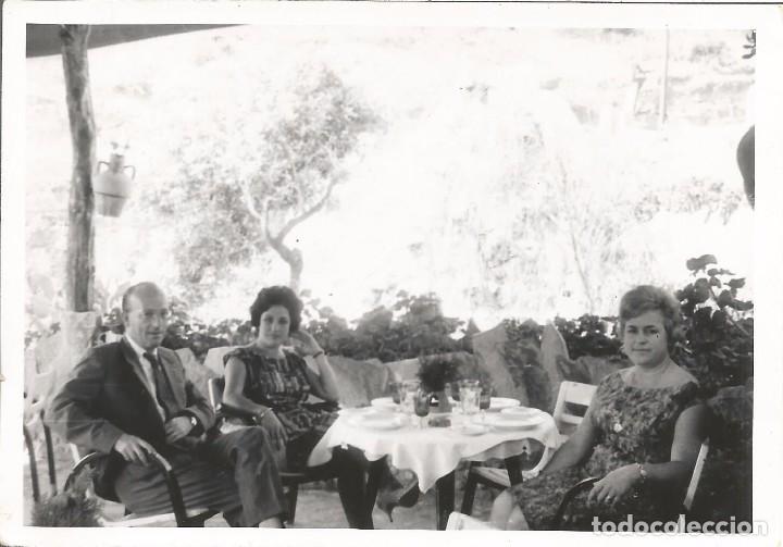 Fotograf&iacute;a antigua: == AB854 - FOTOGRAFIA - TRES AMIGOS EN UNA TERRAZA