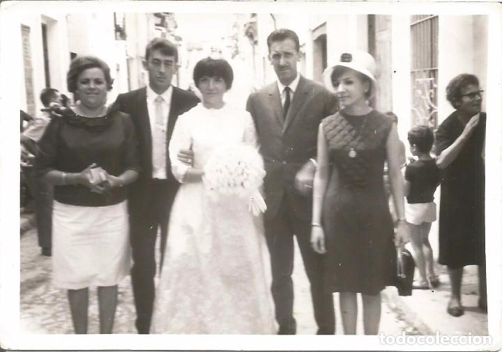 Fotograf&iacute;a antigua: == AB855 - FOTOGRAFIA - PAREJA DE NOVIOS CON SUS AMIGOS