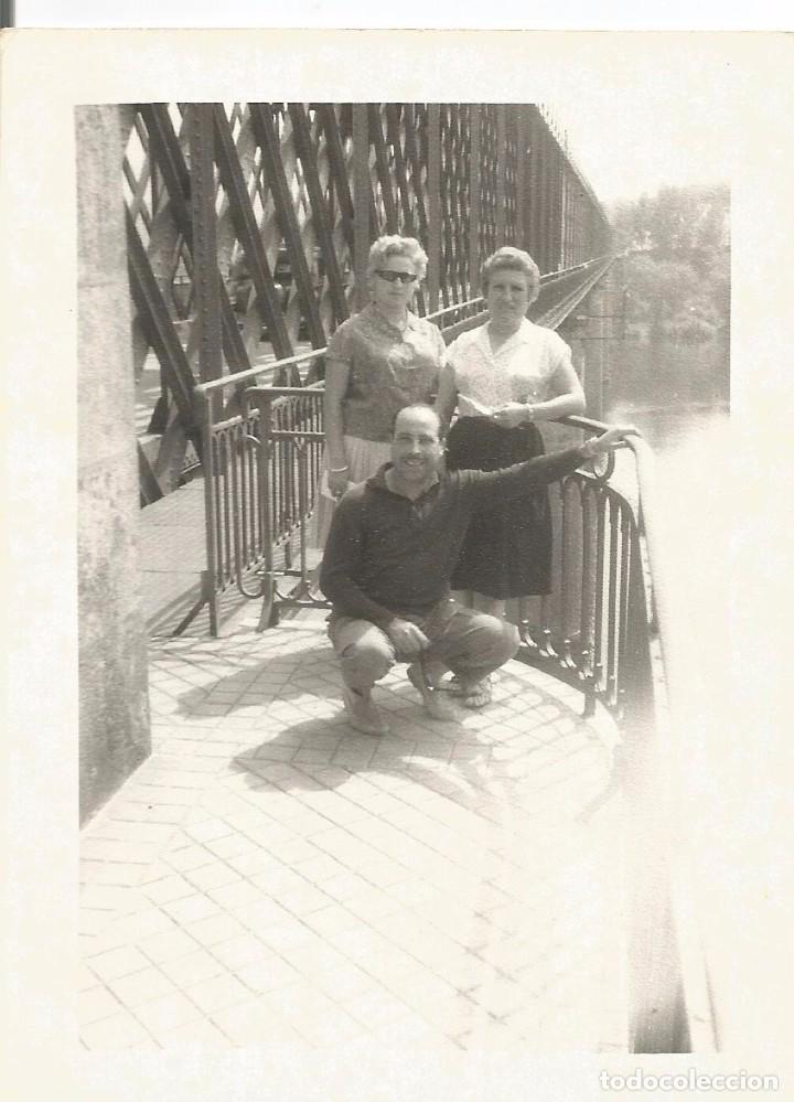 Fotograf&iacute;a antigua: == AB866 - FOTOGRAFIA - TRES AMIGOS JUNTO A UN PUENTE