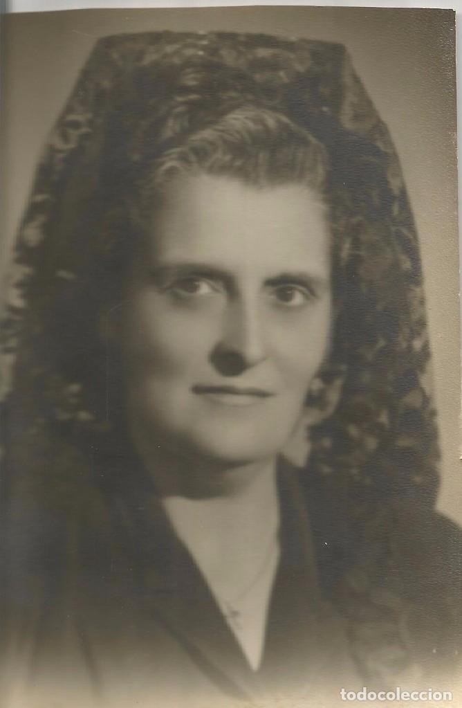 Fotograf&iacute;a antigua: *** AB873 - FOTOGRAFIA - SE&Ntilde;ORA CON MANTILLA Y PEINETA