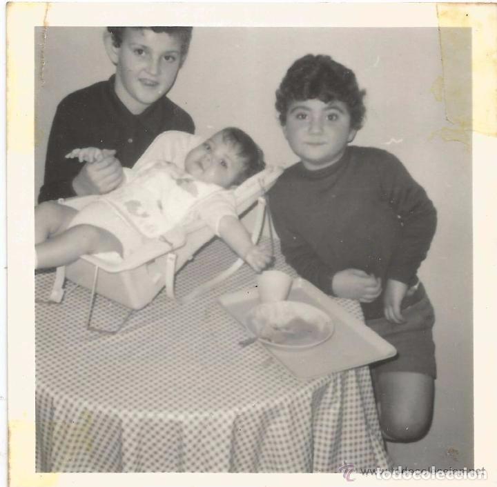 Fotograf&iacute;a antigua: ** AB647 - FOTOGRAFIA - DOS NI&Ntilde;OS CON UN BEB&Eacute; EN SU HAMAQUITA  - RF. C00