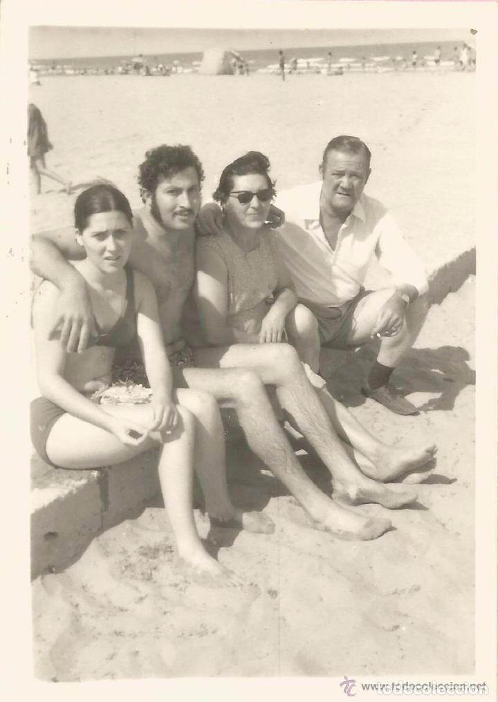 Fotograf&iacute;a antigua: ** AB793 - FOTOGRAFIA - GRUPO DE AMIGOS EN LA PLAYA - RF. C00