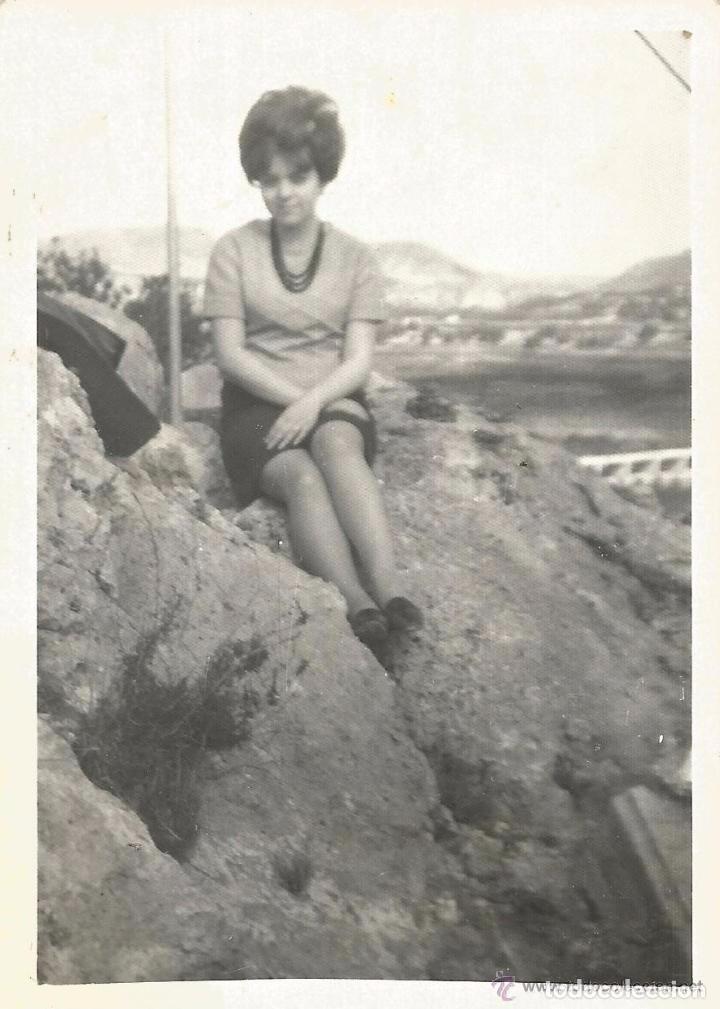 Fotograf&iacute;a antigua: ** AB794 - FOTOGRAFIA - BELLA SE&Ntilde;ORITA SENTADA EN LAS ROCAS - RF. C00
