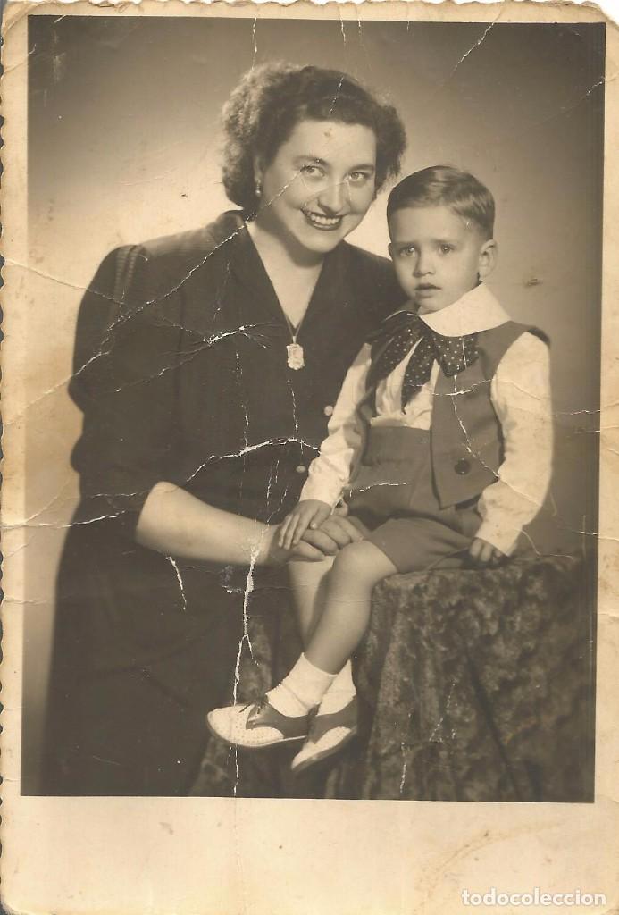 Fotografia antiga: *** QA320 - FOTOGRAFIA - JOVEN MAMA CON SU NI&Ntilde;O - 1951