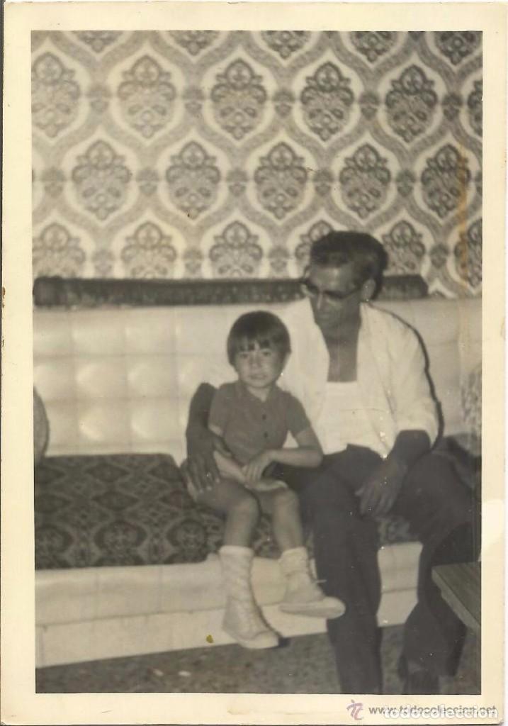 Fotografia antiga: *** QA344 - FOTOGRAFIA - SE&Ntilde;OR Y NI&Ntilde;O SENTADOS EN UN SOF&Aacute;