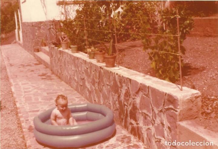 Fotograf&iacute;a antigua: *** AC04 - FOTOGRAFIA - NI&Ntilde;ITO TOMANDO EL BA&Ntilde;O EN UNA PEQUE&Ntilde;A PISCINA