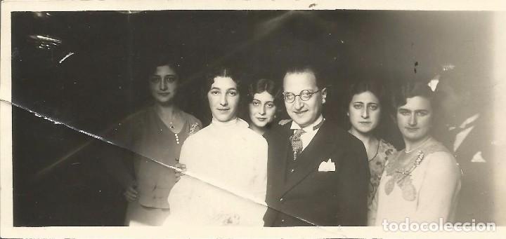 Fotograf&iacute;a antigua: *** AC07 - FOTOGRAFIA - SE&Ntilde;OR CON CINCO BELLAS MUCHACHAS