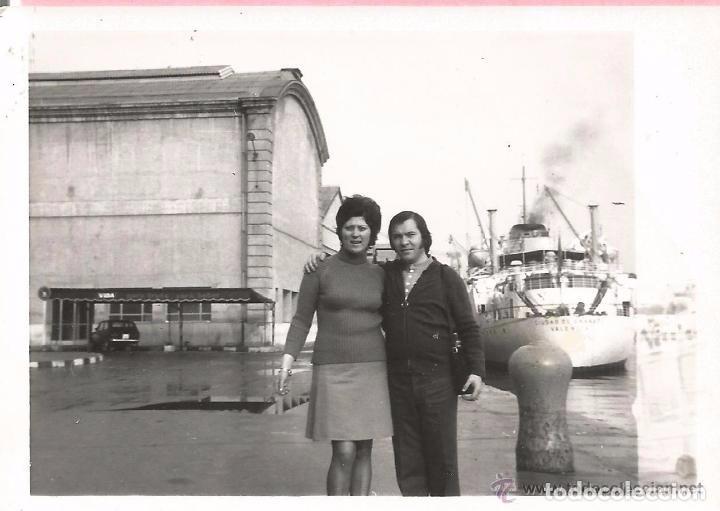 Fotograf&iacute;a antigua: ** AC101 - FOTOGRAFIA - PAREJA AL LADO DEL BUQUE CIUDAD DE GRANADA - RF. C00