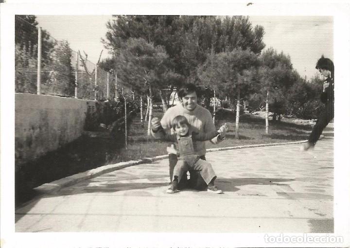 Fotograf&iacute;a antigua: ** AC103 - FOTOGRAFIA - JOVEN JUGANDO CON UN NI&Ntilde;ITO - RF. C00