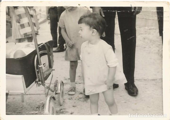 Fotograf&iacute;a antigua: ** AC105 - FOTOGRAFIA - NI&Ntilde;ITA MIRANDO A UN BEB&Eacute; EN SU COCHECITO - RF. C00