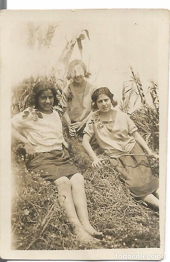 Fotograf&iacute;a antigua: *** FP470 - FOTOGRAFIA PEQUE&Ntilde;O FORMATO - TRES AMIGAS EN EL CAMPO - 7 X 4,5 CM.