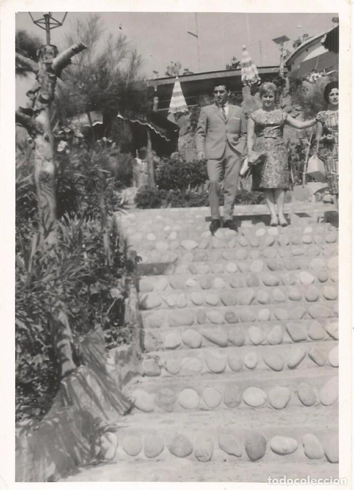 Fotograf&iacute;a antigua: *** AC40 - FOTOGRAFIA - PAREJA BAJANDO POR UNAS ESCALERAS