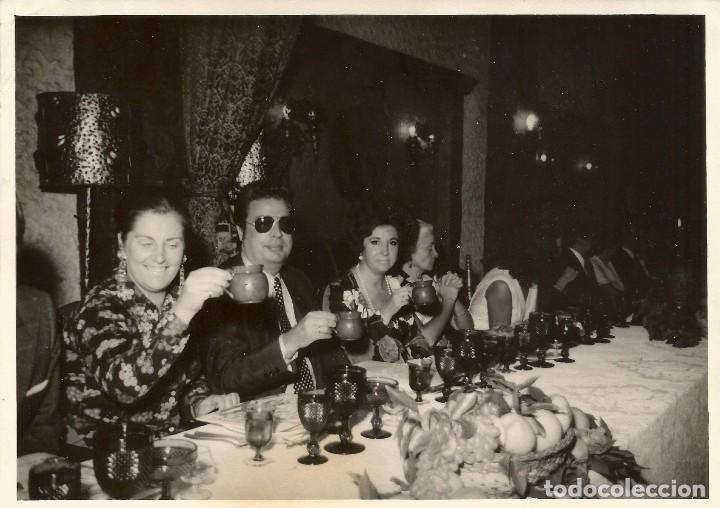 Fotograf&iacute;a antigua: :::: JN339 - FOTOGRAFIA - GRUPO DE AMIGOS EN UN BANQUETE - 18 X 12,5 CM.