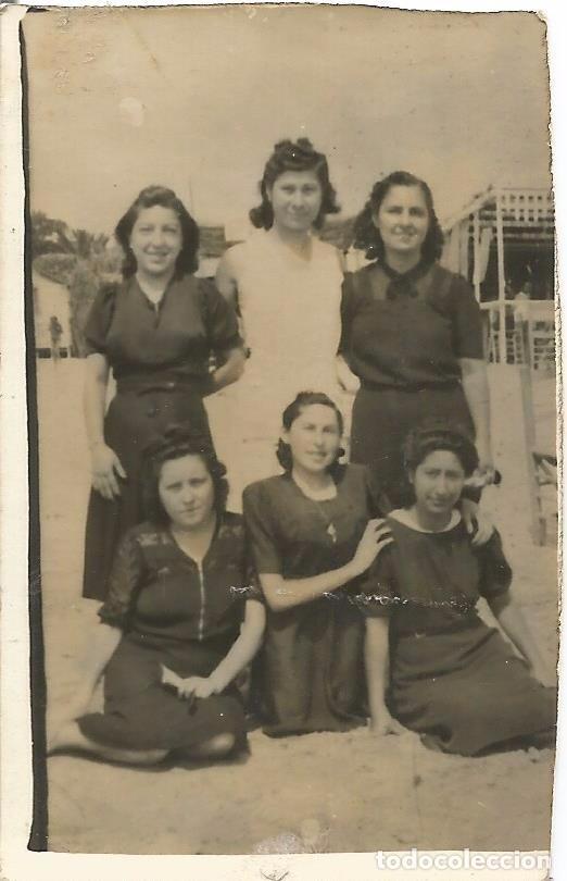 Fotograf&iacute;a antigua: ^^^ FP484 - FOTOGRAFIA PEQUE&Ntilde;O FORMATO - GRUPO DE AMIGAS EN LA PLAYA - 1942 - 7 X 4,5 CM.