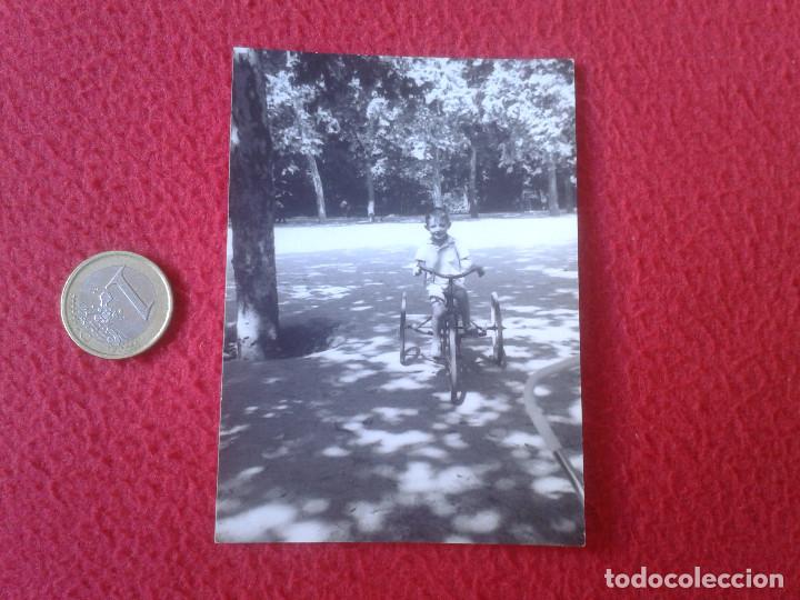 Fotograf&iacute;a antigua: ANTIGUA FOTOGRAFIA FOTO OLD PHOTO NI&Ntilde;O CON ANTIGUA BICICLETA CARRO TRICICLO O SIMILAR, EN PARQUE ?