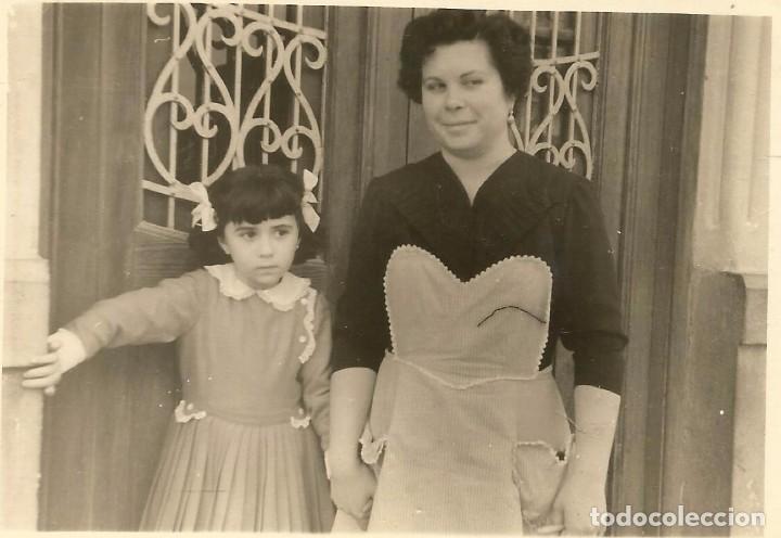 Fotograf&iacute;a antigua: ** AC173 - FOTOGRAFIA - SE&Ntilde;ORA CON UNA JOVENCITA EN LA PUERTA DE UNA CASA - RF. C00