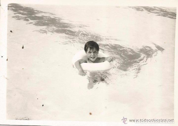 Fotograf&iacute;a antigua: ** AC177 - FOTOGRAFIA - JOVENCITO TOMANDO EL BA&Ntilde;O - RF. C00