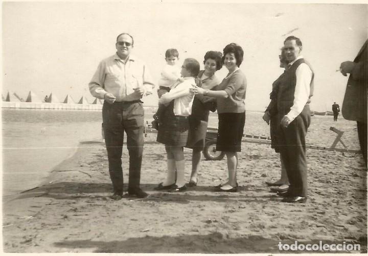 Fotograf&iacute;a antigua: ** AC178 - FOTOGRAFIA - GRUPO DE AMIGOS JUNTO A UNA PLAYA - RF. C00