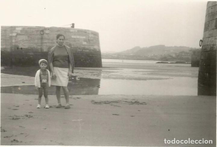 Fotograf&iacute;a antigua: ** AC180 - FOTOGRAFIA - SE&Ntilde;ORA Y NI&Ntilde;ITO JUNTO AL MAR - RF. C00