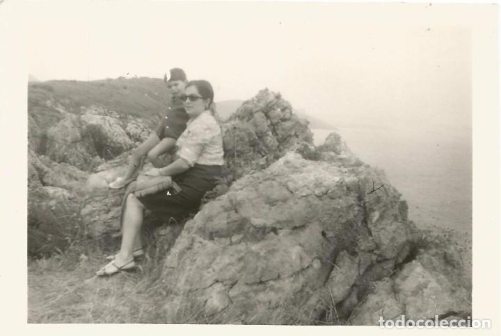 Fotograf&iacute;a antigua: ** AC185 - FOTOGRAFIA - SE&Ntilde;ORA Y JOVENCITO SENTADOS EN UNAS ROCAS - RF. C00