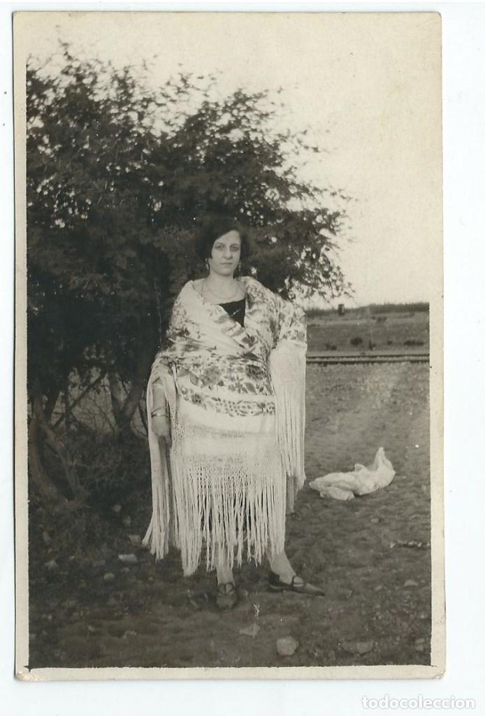 Fotografia antiga: EXTRAORDINARIA FOTO-POSTAL ANTIGUA- DAMA CON PEINETA y MANTILLA -FOTO- - - - - -