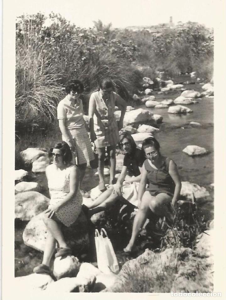 Fotograf&iacute;a antigua: ** AC402 - FOTOGRAFIA - GRUPO DE AMIGAS JUNTO A UN RIO - RF. C00