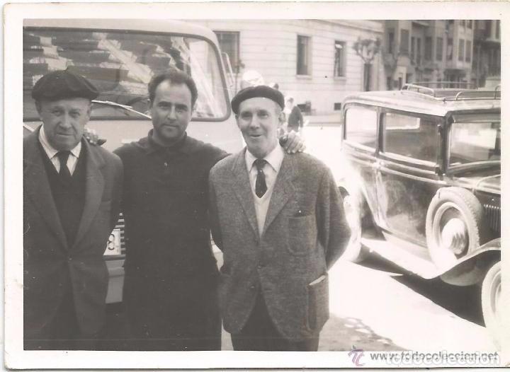 Fotograf&iacute;a antigua: ** AC409 - FOTOGRAFIA - TRES AMIGOS, AL LADO UN COCHE ANTIGUO - RF. C00