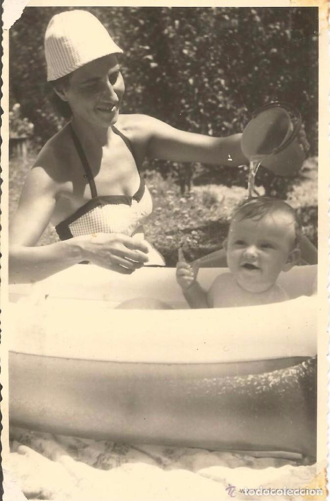 Antique Photography: :::: AC235 - FOTOGRAFIA - SE&Ntilde;ORA REFRESCANDO A UN BONITO BEB&Eacute;