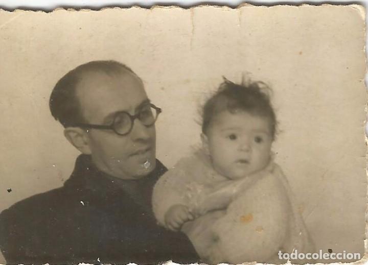 Alte Fotografie: ** FP487 - FOTOGRAFIA PEQUE&Ntilde;O FORMATO - SE&Ntilde;OR CON NI&Ntilde;ITA EN BRAZOS - 6 X 4,4 CM. - RF. FA0