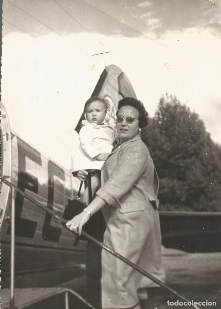 Alte Fotografie: :::: JN411 - FOTOGRAFIA - SE&Ntilde;ORA CON UNA NI&Ntilde;ITA EN BRAZOS SUBIENDO A UN AVI&Oacute;N - MANISES