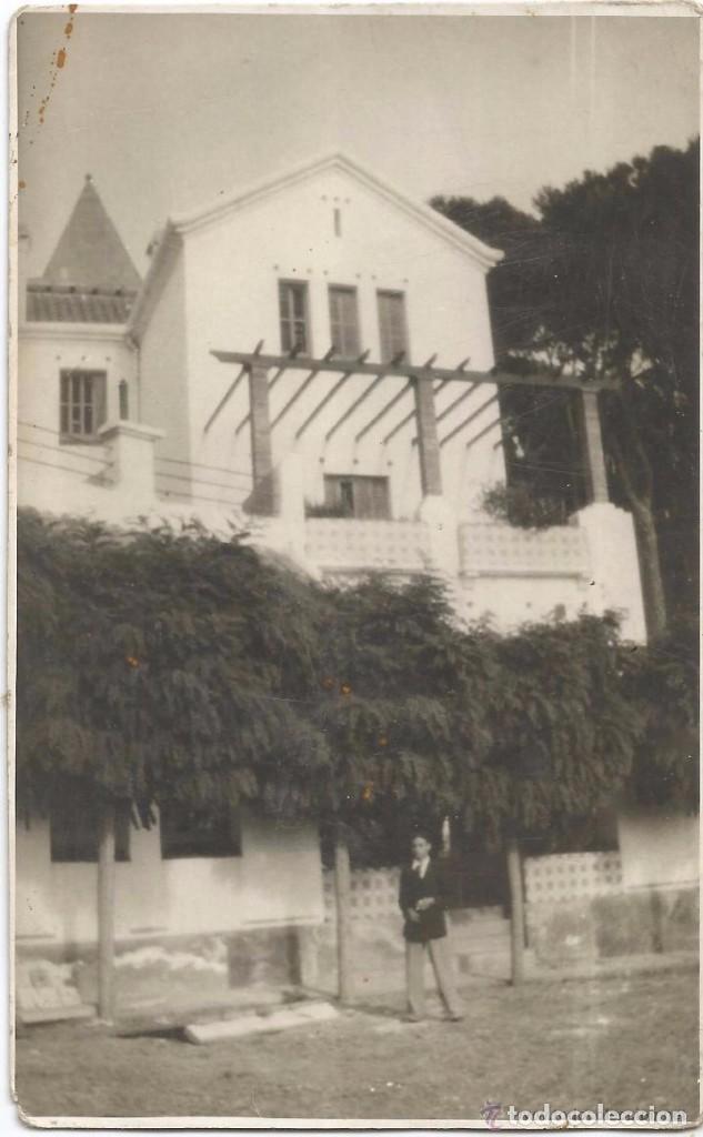 Alte Fotografie: *** AC249 - FOTOGRAFIA - JOVEN DELANTE DE UNA CASA - RF. C00