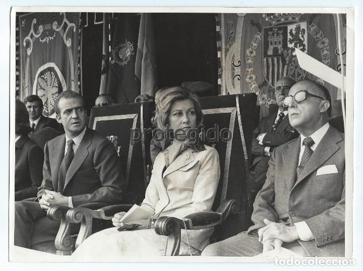 Antique Photography: LOS PRINCIPES DE ESPA&Ntilde;A EN EL ESTADIO VICENTE CALDER&Oacute;N. MADRID, A&Ntilde;O 1975.