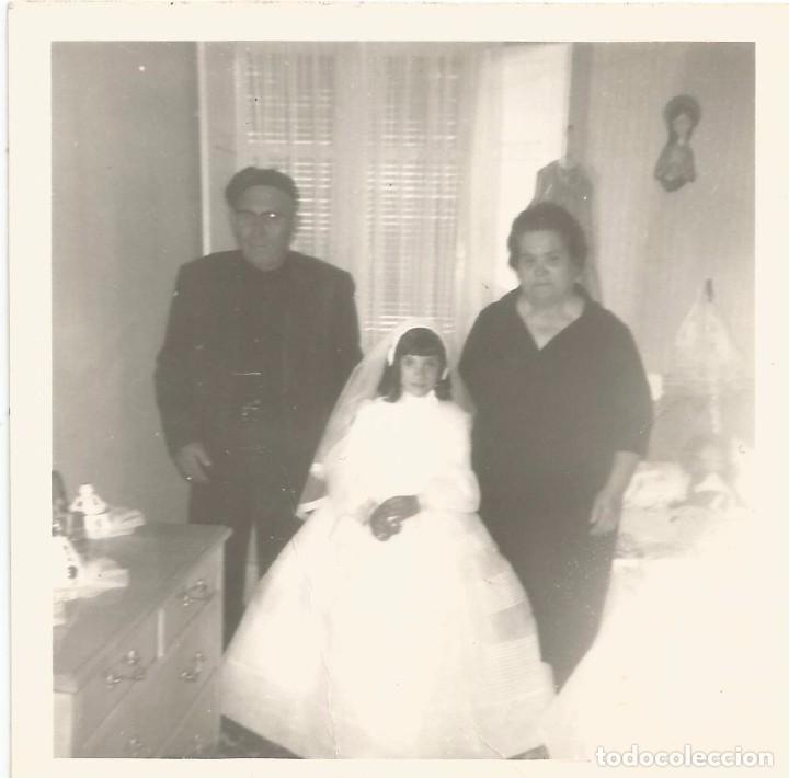 Photographie ancienne: ** AB665 - FOTOGRAFIA - JOVENCITA DE PRIMERA COMUNION CON UNA PAREJA MAYOR - RF. C41