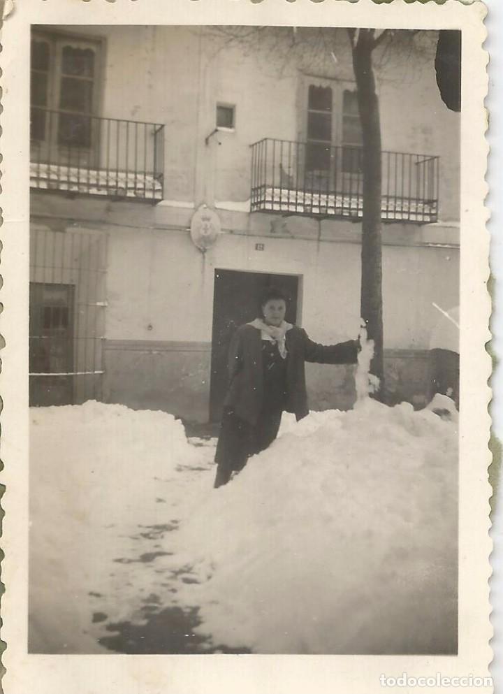 Photographie ancienne: ** AB582 - FOTOGRAFIA - SE&Ntilde;ORA JUNTO A UN MONTON DE NIEVE - RF. C41