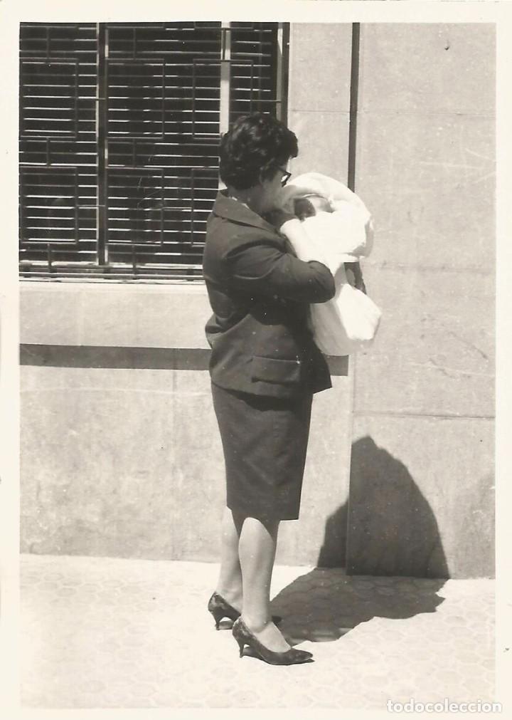 Photographie ancienne: ** AC452 - FOTOGRAFIA - SE&Ntilde;ORA CON BEB&Eacute; EN BRAZOS - RF. C41
