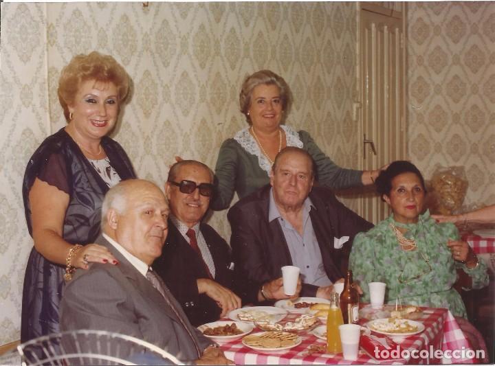 Fotografia antiga: == PN99 - FOTOGRAFIA - GRUPO DE AMIGOS TOMANDO UNAS TAPAS - 17,5 X 12,5 CM.