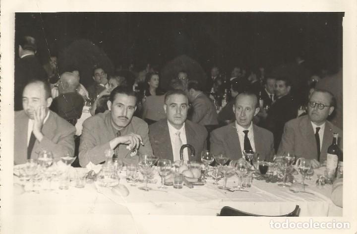 Alte Fotografie: :::: AA81 - FOTOGRAFIA - GRUPO DE AMIGOS EN UN BANQUETE -1954 - 17,5 X 11,5 CM.