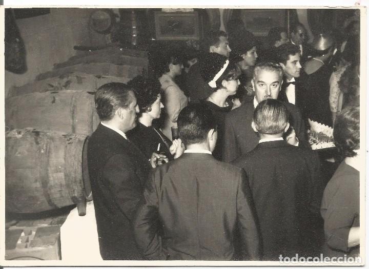Alte Fotografie: :::: AA80 - FOTOGRAFIA - GRUPO DE AMIGOS EN UNA BODEGA - 17,5 X 12 CM. - RF. C41